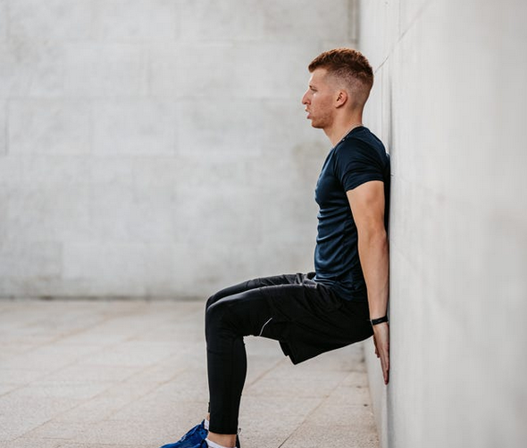 wall sits - olahraga untuk sakit pinggang sebelah kiri